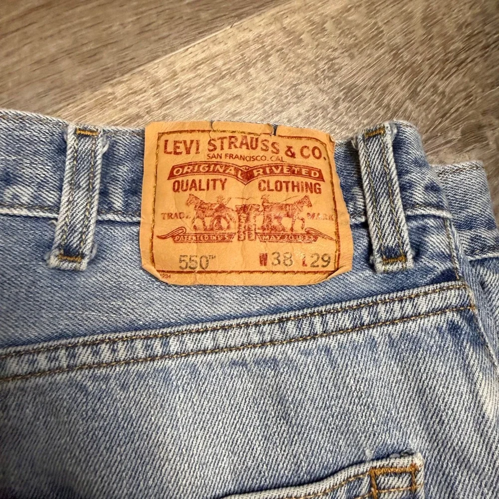 Vintage Levis 550 Relaxed Fit Tapered Leg Light Wash Jeans Mens 38x29 Distressed